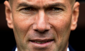 Zidane olha para o campo durante a partida do Real, em 14 de maio, La Coru&ntilde;a