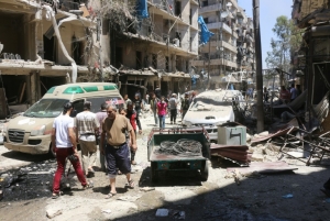 Rua destru&iacute;da ap&oacute;s bombardeios do regime s&iacute;rio a uma &aacute;rea rebelde da cidade de Aleppo