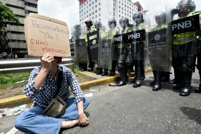 Um manifestante venezuelano segura um cartaz dizendo "Revogat&oacute;rio j&aacute;! Tchau, Maduro" durante protesto contra o presidente venezuelano, Nicol&aacute;s Maduro, em Caracas, no dia 18 de maio de 2016
