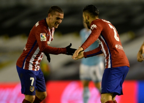 Antoine Griezmann e Yannick Ferreira-Carrasco comemoram um gol marcado pelo Atl&eacute;tico de Madri, 10 de janeiro, 2015 em Vigo