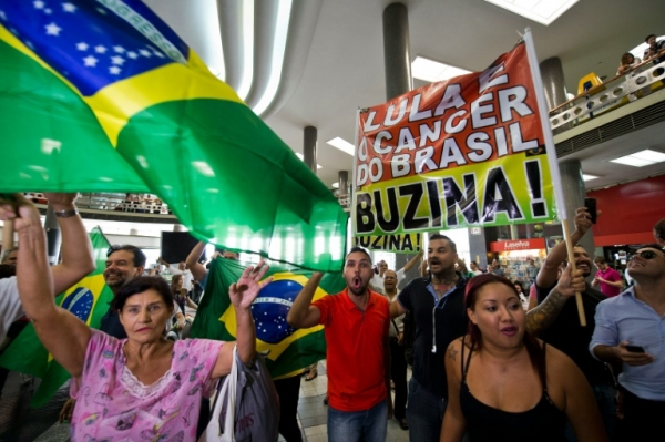 O ex-presidente brasileiro Luiz In&aacute;cio Lula da Silva recebeu "muitos favores" de grandes construtoras acusadas de corrup&ccedil;&atilde;o na Petrobras, disse nesta sexta-feira a jornalistas o procurador respons&aacute;vel pela investiga&ccedil;&atilde;o.