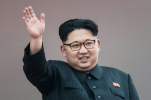 Kim Jong-Un acena ap&oacute;s o desfile, na Pra&ccedil;a Kim Il-Sung, em Pyongyang