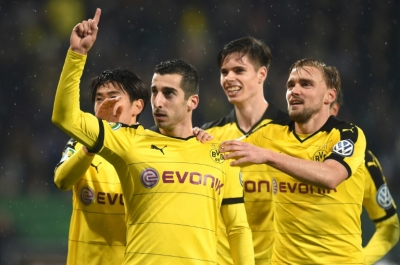 Jogadores do Borussia Dortmund comemoram gol durante partida contra o Augsburg, em Augsburgo, no dia 16 de dezembro de 2015