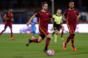 O b&oacute;snio Miralem Pjanic conduz a bola paa a Roma na partida contra o Empoli, 27 de fevereiro, 2016 em Empoli