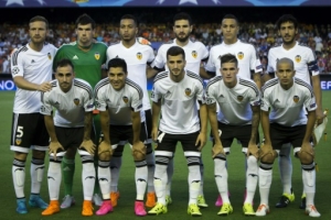 Valencia players pose prior to the UEFA Champions League playoff football match between Valencia CF vs AS Monaco FC at the Mestalla stadium in Valencia on August 19, 2014. AFP PHOTO/ BIEL ALINO