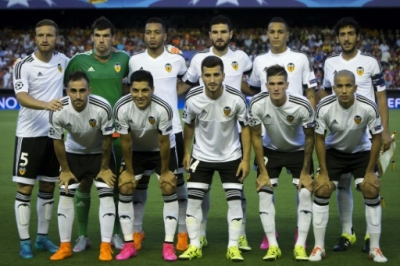Valencia players pose prior to the UEFA Champions League playoff football match between Valencia CF vs AS Monaco FC at the Mestalla stadium in Valencia on August 19, 2014. AFP PHOTO/ BIEL ALINO