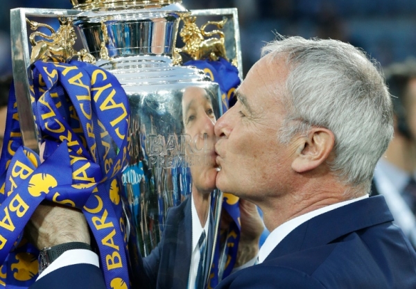 (7 mai) Ranieri beija o trof&eacute;u da Liga Inglesa