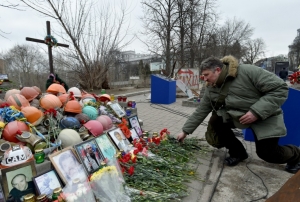 Um ucraniano presta homenagem aos ativistas v&iacute;timas da revolta de Maidan, em Kiev, no dia 20 de fevereiro de 2016