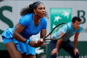 Serena Williams em a&ccedil;&atilde;o durante partida contra Teliana Pereira, no torneio de Roland Garros, em Paris, no dia 26 de maio de 2016