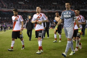 Jogadores do River Plate deixam o campo ap&oacute;s derrota na partida contra o Independiente del Valle, em Buenos Aires, no dia 4 de maio de 2016