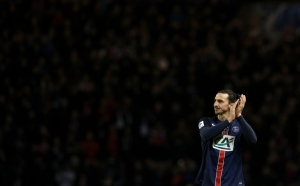 Zlatan Ibrahimovic, do Paris Saint-Germain, comemora gol durante partida contra o Lyon, em Paris, no dia 10 de fevereiro de 2016
