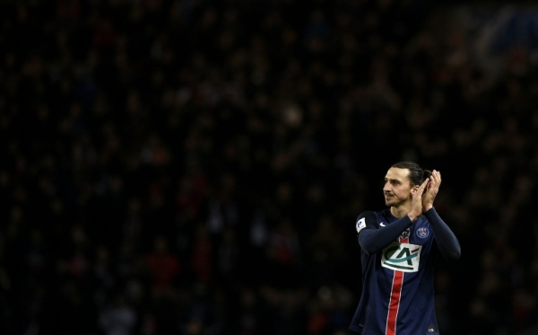 Zlatan Ibrahimovic, do Paris Saint-Germain, comemora gol durante partida contra o Lyon, em Paris, no dia 10 de fevereiro de 2016