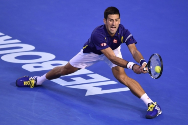 Novak Djokovic em a&ccedil;&atilde;o durante partida contra Roger Federer, em Melbourne, no dia 28 de janeiro de 2016