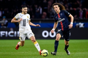 O jogador brasileiro do Paris Saint-Germain, David Luiz (D), disputa a bola com o franc&ecirc;s do Lille, Yassine Benzia, durante partida em Paris, no dia 13 de fevereiro de 2016