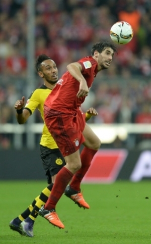 Dortmund's Gabonese striker Pierre-Emerick Aubameyang (L) and Bayern Munich's Spanish midfielder Javi Martinez (R) vie for the ball during the German first division Bundesliga football match FC Bayern Munich vs Borussia Dortmund in Munich, southern Germany, on October 4, 2015. AFP PHOTO / CHRISTOF STACHE RESTRICTIONS: DURING MATCH TIME: DFL RULES TO LIMIT THE ONLINE USAGE TO 15 PICTURES PER MATCH AND FORBID IMAGE SEQUENCES TO SIMULATE VIDEO. == RESTRICTED TO EDITORIAL USE == FOR FURTHER QUERIES PLEASE CONTACT DFL DIRECTLY AT + 49 69 650050.