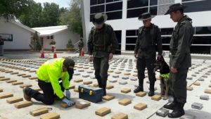 Foto da pol&iacute;cia colombiana mostra o 1.056 quilos de coca&iacute;na, apreendidos em um armaz&eacute;m nos arredores de Santa Marca, norte da Col&ocirc;mbia