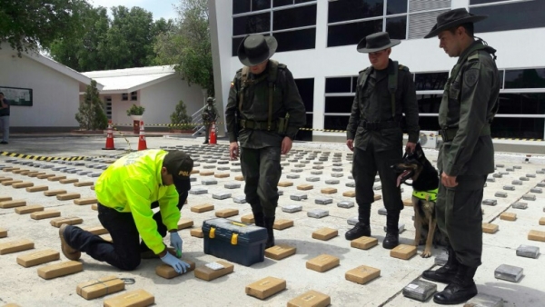 Foto da pol&iacute;cia colombiana mostra o 1.056 quilos de coca&iacute;na, apreendidos em um armaz&eacute;m nos arredores de Santa Marca, norte da Col&ocirc;mbia