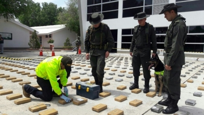Foto da pol&iacute;cia colombiana mostra o 1.056 quilos de coca&iacute;na, apreendidos em um armaz&eacute;m nos arredores de Santa Marca, norte da Col&ocirc;mbia