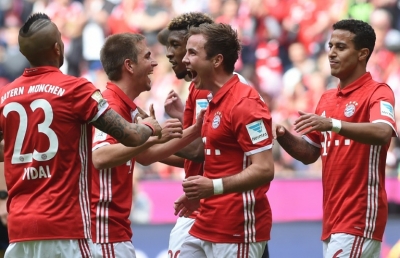 Jogadores do Bayern de Munique comemoram gol durante partida contra o Hannover, em Munique, no dia 14 de maio de 2016