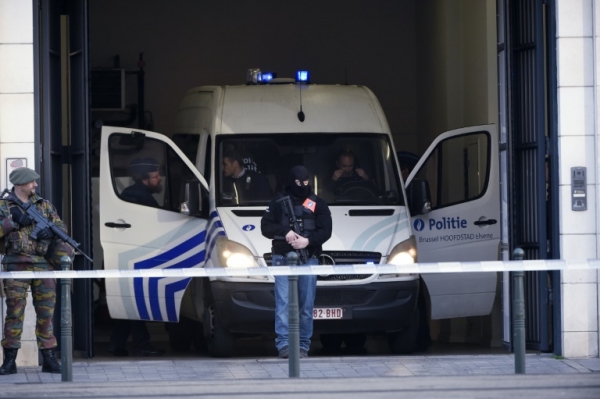 Policiais belgas s&atilde;o vistos em Bruxelas, no dia 13 de abril de 2016