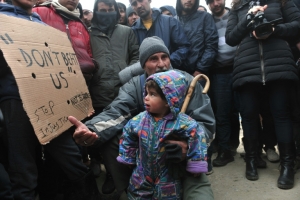 ARumores de uma iminente abertura da fronteira entre a Gr&eacute;cia e a Maced&ocirc;nia provocaram neste domingo grande movimenta&ccedil;&atilde;o no acampamento de Idomeni e um novo afluxo de migrantes, enquanto as autoridades gregas tentavam evacuar o local.