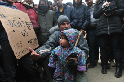 ARumores de uma iminente abertura da fronteira entre a Gr&eacute;cia e a Maced&ocirc;nia provocaram neste domingo grande movimenta&ccedil;&atilde;o no acampamento de Idomeni e um novo afluxo de migrantes, enquanto as autoridades gregas tentavam evacuar o local.