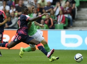 Saint-Etienne's French midfielder Fabien Lemoine (L) vies for the ball Bordeaux's French forward Henri Saivet (L) during the French L1 football match between AS Saint-Etienne and FC Girondins de Bordeaux on August 15, 2015 at the Geoffroy Guichard stadium in Saint-Etienne, central France. AFP PHOTO / PHILIPPE DESMAZES