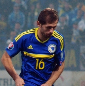 Bosnia and Herzegovina's Senad Lulic (R) vies with Ireland's James McCarthy (L), during EC2016 qualifier match, in Zenica on November 13, 2015. AFP PHOTO / ELVIS BARUKCIC