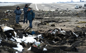 Oficiais russos observam os destro&ccedil;os do avi&atilde;o da Flydubai que caiu em Rostov do Don, no dia 20 de mar&ccedil;o de 2016