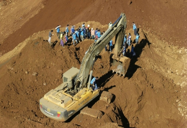 Equipes de resgate buscam corpos de mineiros mortos em deslizamento em mina de Mianmar em 25 de novembro de 2015