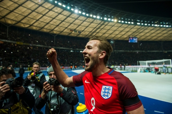 Harry Kane comemora com torcedores a vit&oacute;ria da Inglaterra sobre a Alemanha (3-2), 26 de mar&ccedil;o, 2016 em Berlim