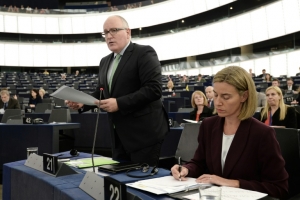 Frans Timmermans e Federica Mogherini participam em Estrasburgo de um debate sobre a migra&ccedil;&atilde;o