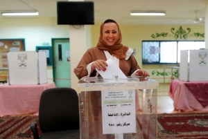 Saudita deposita seu voto na urna na primeira elei&ccedil;&atilde;o aberta &agrave;s mulheres em seu pa&iacute;s
