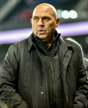 Lille's French head coach Fr&eacute;d&eacute;ric Antoneti (R) looks on during the French L1 football match between Lille OSC and FC Lorient on December 12, 2015 at the Pierre Mauroy Stadium in Villeneuve d'Ascq, northern France. AFP PHOTO / PHILIPPE HUGUEN
