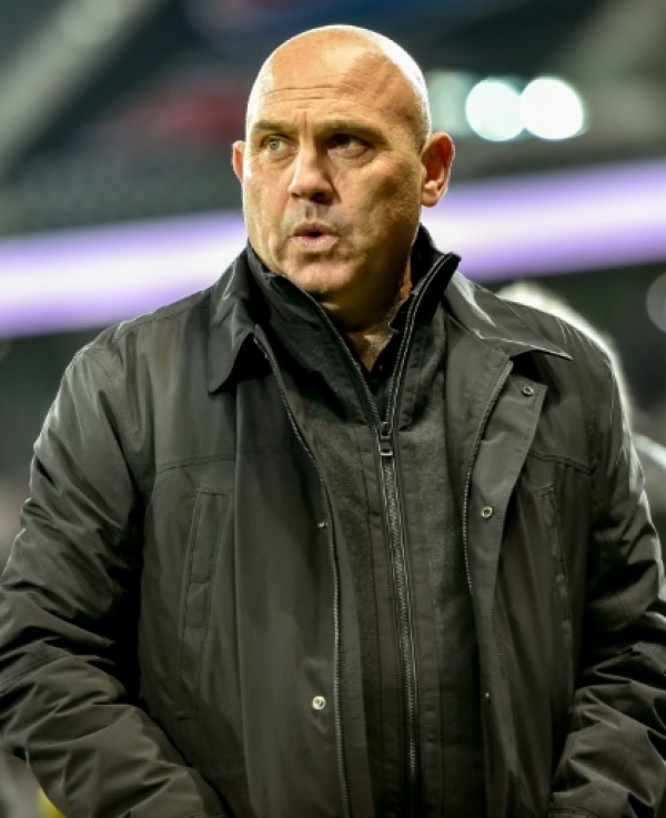 Lille's French head coach Fr&eacute;d&eacute;ric Antoneti (R) looks on during the French L1 football match between Lille OSC and FC Lorient on December 12, 2015 at the Pierre Mauroy Stadium in Villeneuve d'Ascq, northern France. AFP PHOTO / PHILIPPE HUGUEN
