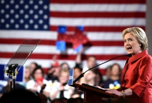 A pr&eacute;-candidata democrata Hillary Clinton faz o discurso da vit&oacute;ria ap&oacute;s vencer os caucus do partido em Nevada em seu QG, no cassino Caesar's Palace, em Las Vegas
