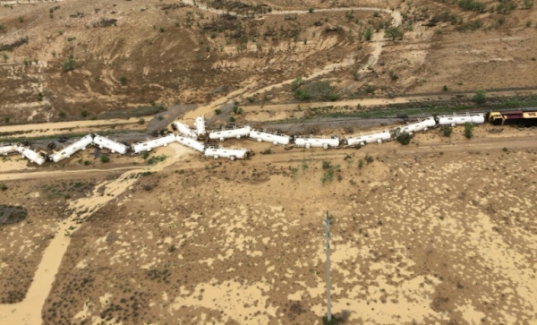 Um trem transportando 200.000 litros de &aacute;cido sulf&uacute;rico descarrilou em uma &aacute;rea remota do norte da Austr&aacute;lia, levando as autoridades a estabelecer um per&iacute;metro de seguran&ccedil;a de dois quil&ocirc;metros.