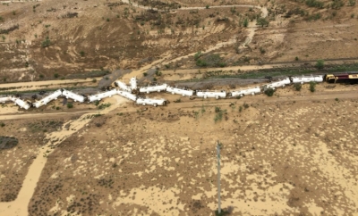 Um trem transportando 200.000 litros de &aacute;cido sulf&uacute;rico descarrilou em uma &aacute;rea remota do norte da Austr&aacute;lia, levando as autoridades a estabelecer um per&iacute;metro de seguran&ccedil;a de dois quil&ocirc;metros.