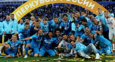 Zenit St. Petersburg&rsquo;s players pose with the trophy after winning their Russian Super Cup match against Lokomotiv Moscow at the Petrovsky stadium in St. Petersburg on July 12, 2015. AFP PHOTO / OLGA MALTSEVA