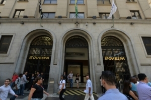 (Arquivo) A Bolsa de S&atilde;o Paulo reagiu com satisfa&ccedil;&atilde;o &agrave; abertura do processo de impeachment contra a presidente Dilma Rousseff e avan&ccedil;ava a 4,08% duas horas depois do in&iacute;cio da sess&atilde;o