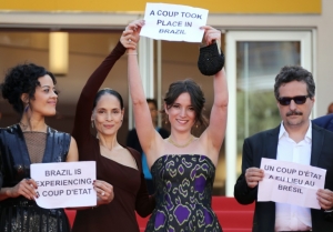 A equipe do filme brasileiro 'Aquarius', liderada pelo diretor Kleber Mendon&ccedil;a Filho e pela atriz S&ocirc;nia Braga, protesta no tapete vermelho de Cannes