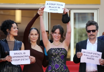 A equipe do filme brasileiro 'Aquarius', liderada pelo diretor Kleber Mendon&ccedil;a Filho e pela atriz S&ocirc;nia Braga, protesta no tapete vermelho de Cannes