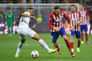 Real Madrid's Brazilian defender Danilo (L) and Atletico Madrid's Belgian forward Yannick Ferreira Carrasco fight for the ball during the UEFA Champions League final football match between Real Madrid and Atletico Madrid at San Siro Stadium in Milan, on May 28, 2016.