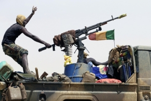 Soldado malin&ecirc;s patrulha rodovia entre Kidal e Gao, no norte do Mali, em julho de 2013