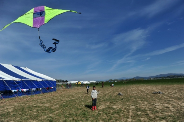 A Gr&eacute;cia segue evacuado neste s&aacute;bado o acampamento de migrantes de Idomeni, onde mais de 11.500 pessoas est&atilde;o bloqueadas na fronteira com a Maced&ocirc;nia, enquanto se confirma a diminui&ccedil;&atilde;o da chegada nas ilhas gregas do n&uacute;mero de refugiados oriundos da Turquia.