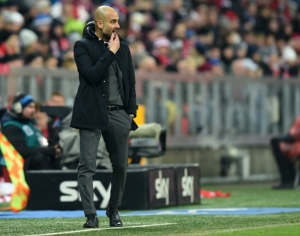 Em meio &agrave; disputa das oitavas de final da Liga dos Campe&otilde;es, os campeonatos europeus voltam a animar o velho continente neste fim de semana, com destaque para o cl&aacute;ssico alem&atilde;o entre Borussia Dortmund e Bayern de Munique, que pode decidir a Bundesliga.