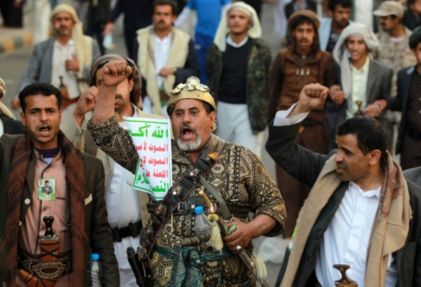 (Arquivo) Simpatizantes do movimento xiita huthi durante protesto em Sanaa em 2015 com cr&iacute;ticas aos Estados Unidos e Israel