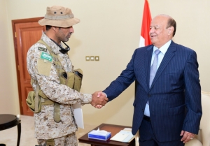 (12 dez) O presidente do I&ecirc;men, Abd Rabbo Mansur Hadi, cumprimenta o respons&aacute;vel militar saudita, em &Aacute;den