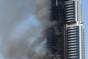 A fuma&ccedil;a continuava a emanar nesta sexta-feira de um hotel de luxo de Dubai, onde um grande inc&ecirc;ndio foi deflagrado pouco antes das comemora&ccedil;&otilde;es do Ano Novo por raz&otilde;es ainda n&atilde;o determinadas
