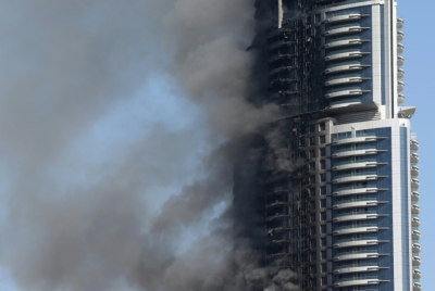 A fuma&ccedil;a continuava a emanar nesta sexta-feira de um hotel de luxo de Dubai, onde um grande inc&ecirc;ndio foi deflagrado pouco antes das comemora&ccedil;&otilde;es do Ano Novo por raz&otilde;es ainda n&atilde;o determinadas